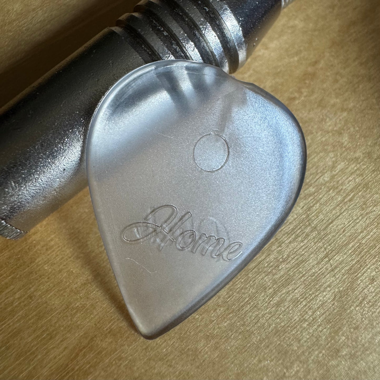 Plettro ergonomico in policarbonato per chitarra elettrica, preciso e potente. Perfetto per musicisti di tutti i livelli.