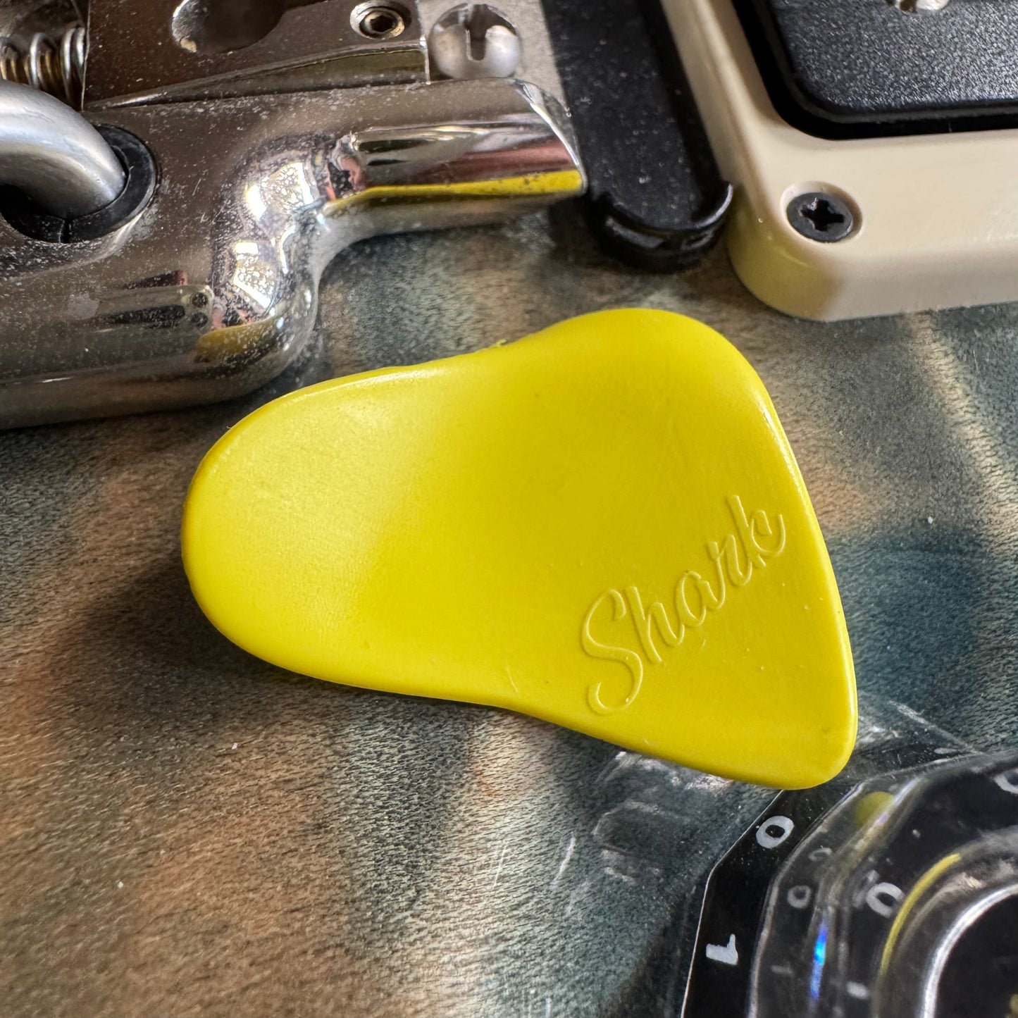 Shark celluloïd jaune 0,9 mm.