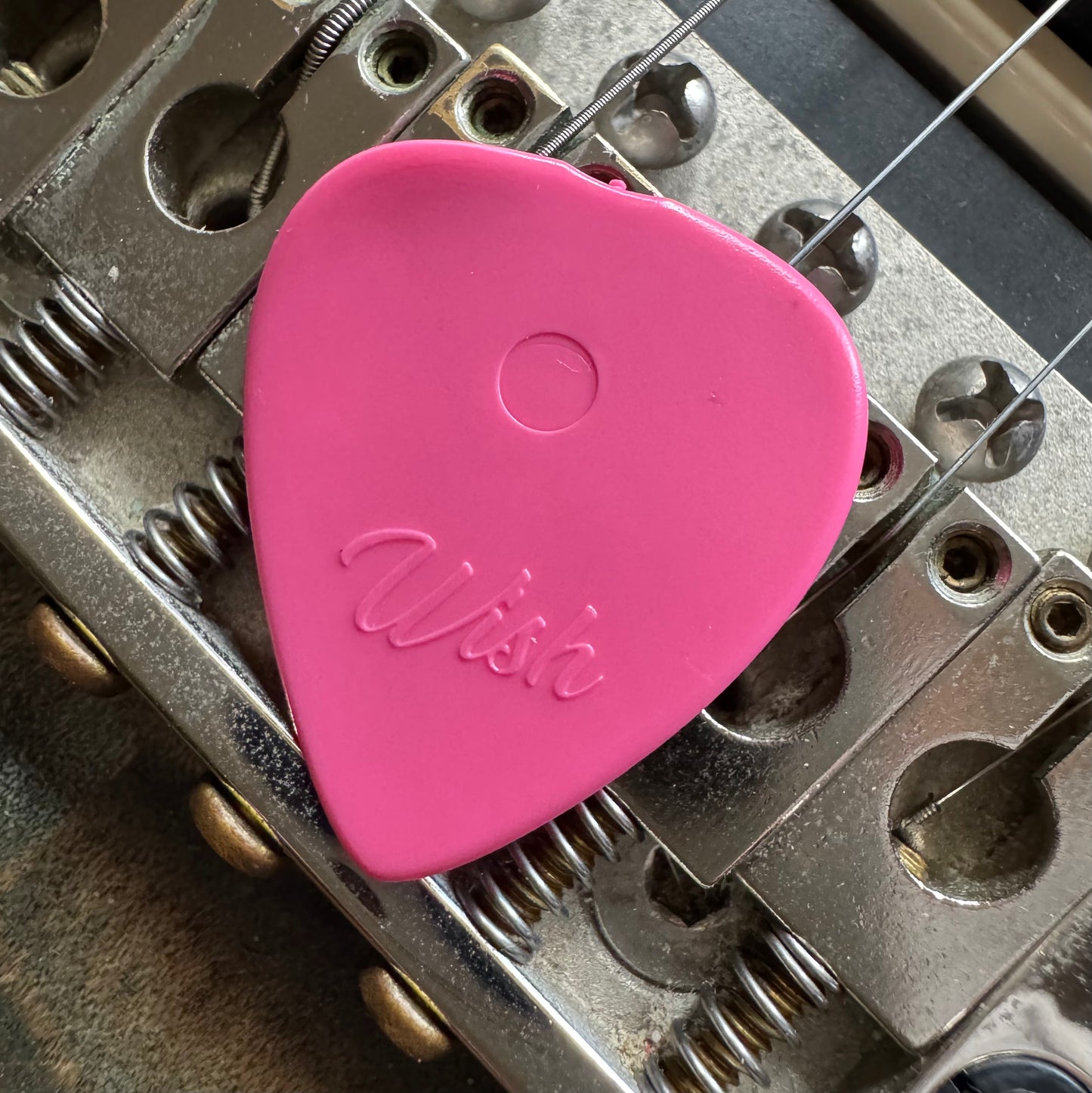 Plettro per chitarra elettrica in resina acetalica o delrin adatto a diversi stili musicali