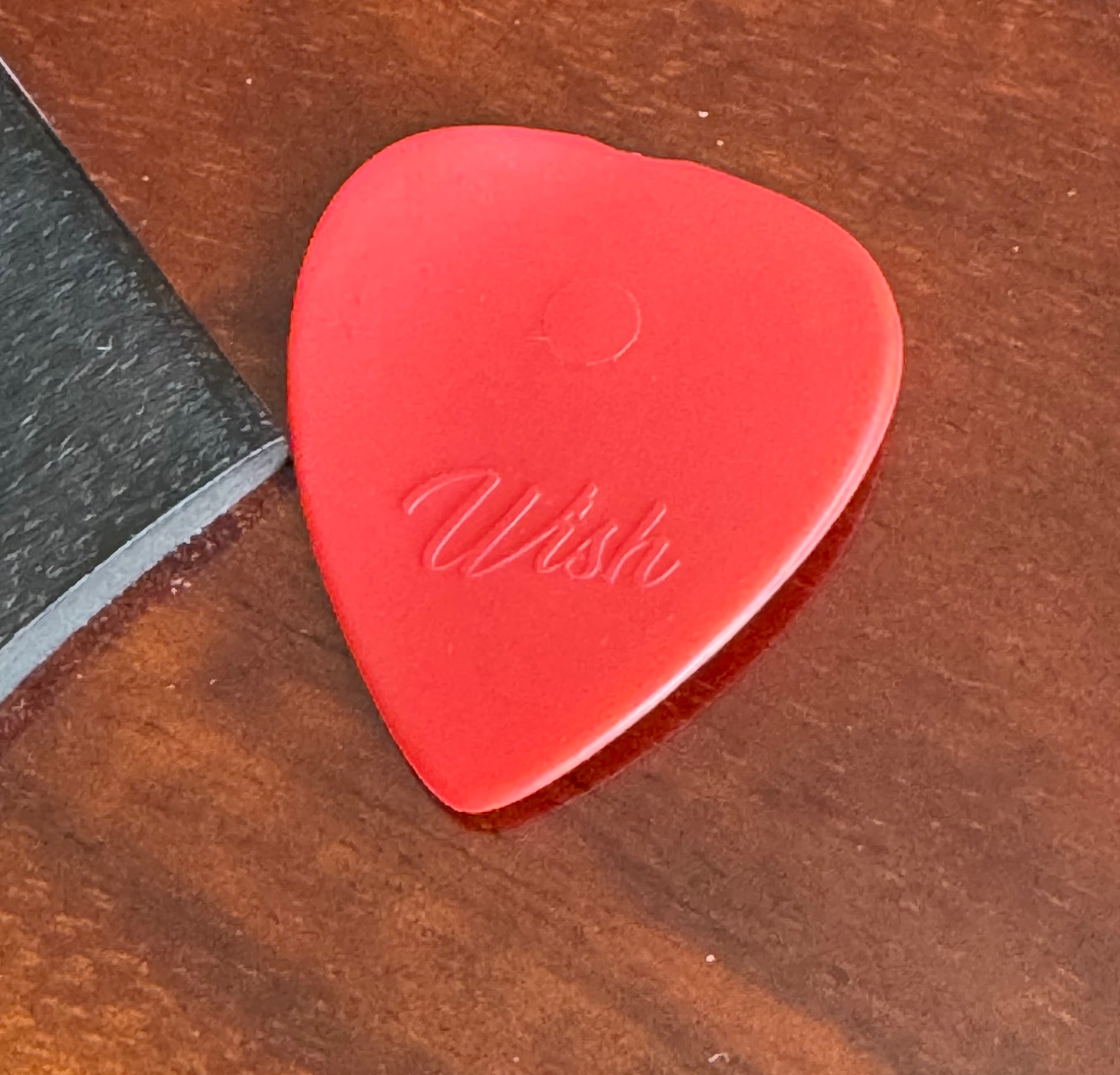 Plettro in nylon per chitarra elettrica e acustica, resistente e confortevole per professionisti e amatori.