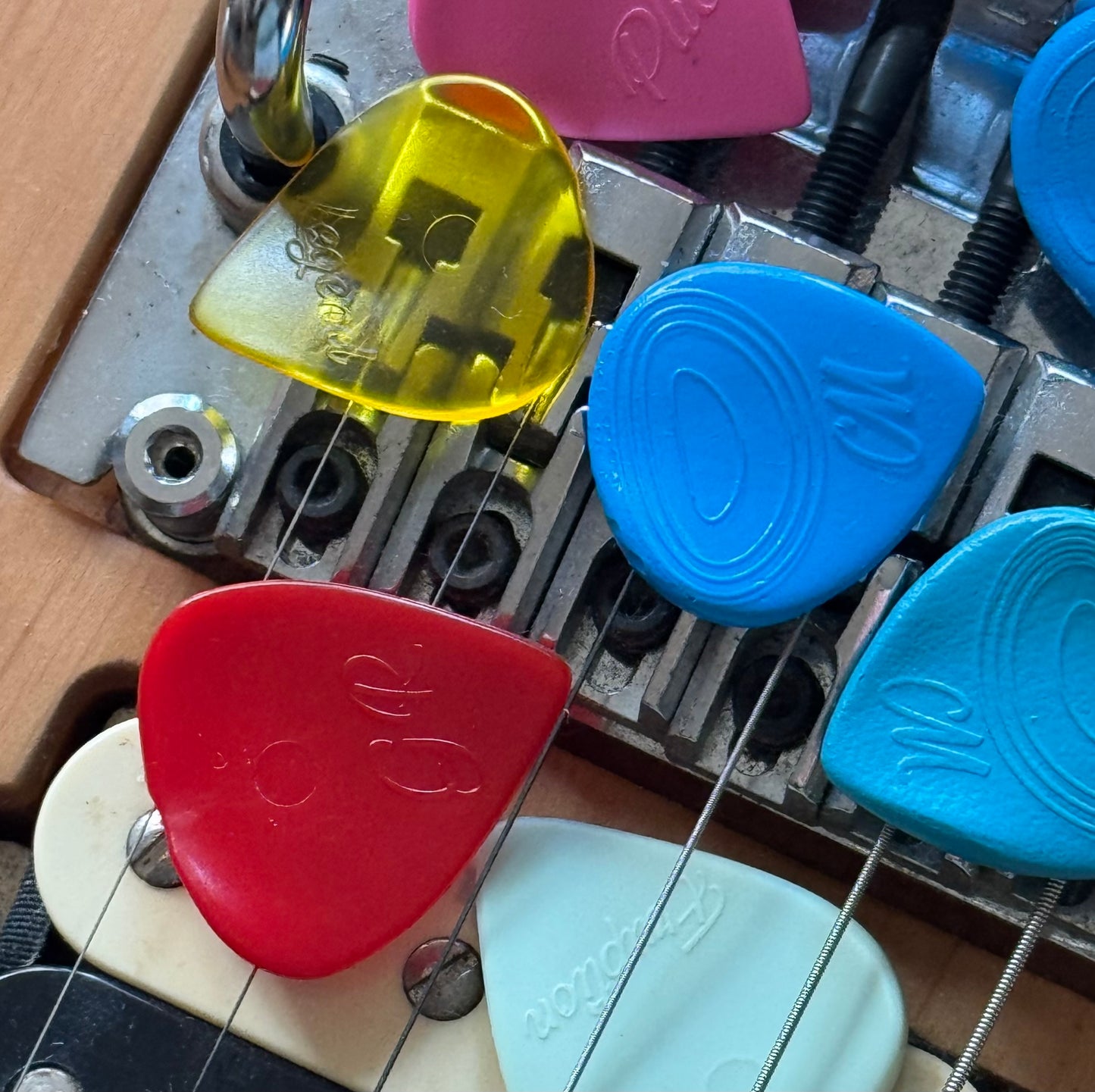 Pack Attack - 11 médiators ergonomiques pour guitare électrique