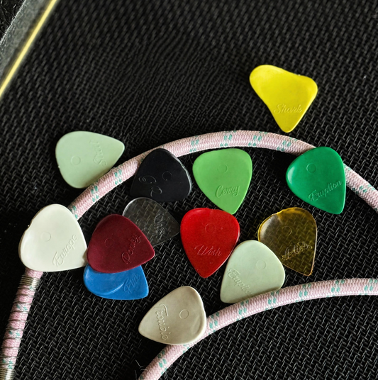 ELECTRIC-Paket Pro - 12 ergonomische Plick the Pick Plektren für E-Gitarre