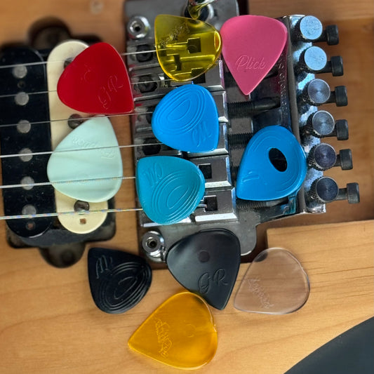 Attack-Paket - 11 ergonomische Plektren für E-Gitarre