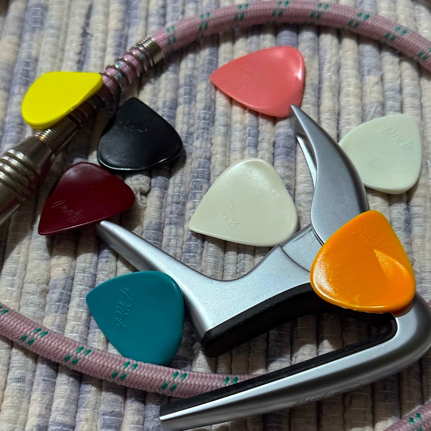 Paquete MIX - 8 plectros ergonómicos Plick the Pick para guitarra eléctrica y acústica